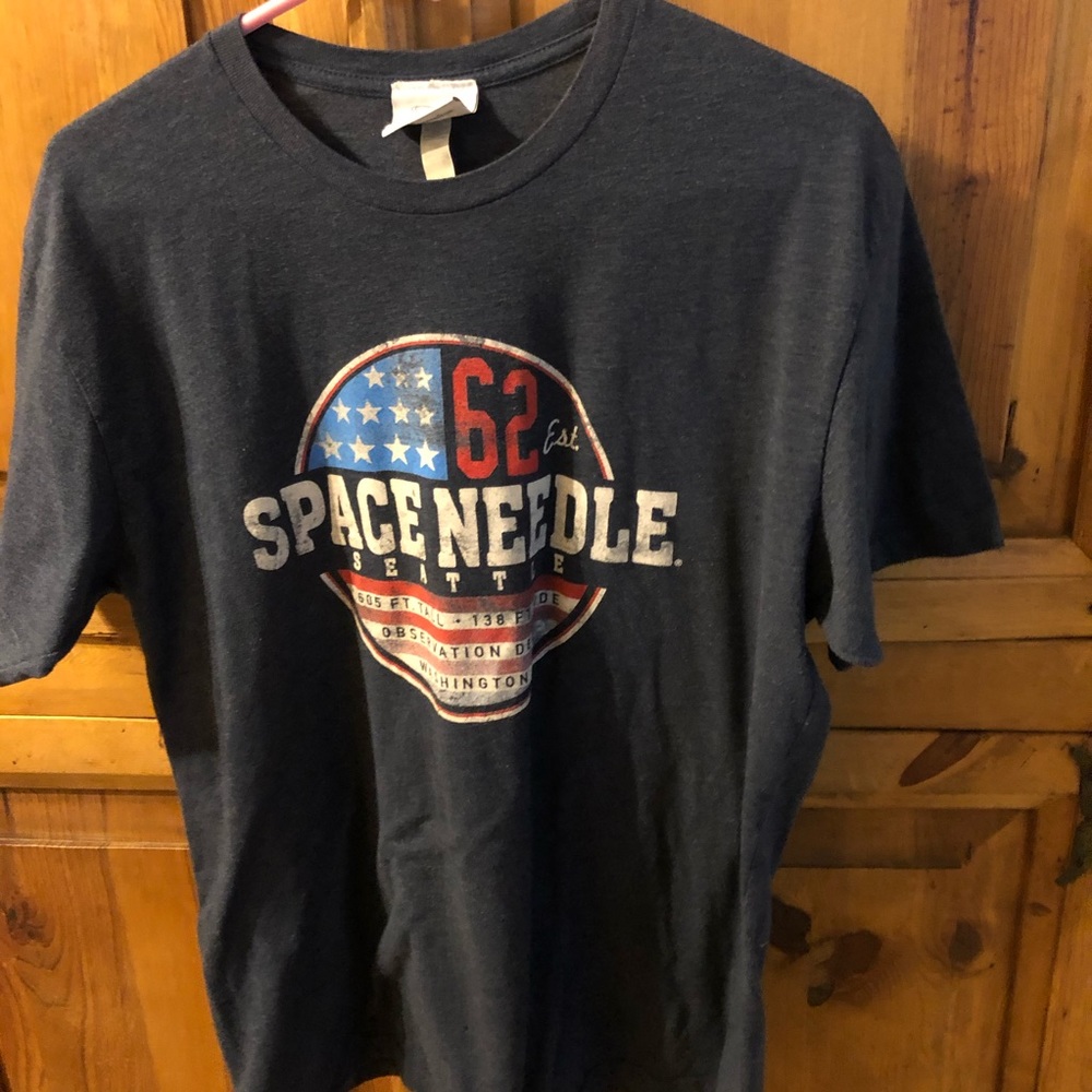 Space Needle Seattle WA Vintage Look Tee in EUC